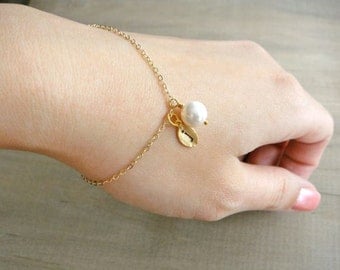 Personalized Simple White Round Pearl Bracelet in Gold - Wedding, Bride, Bridal, Bridesmaid, Mother's Day
