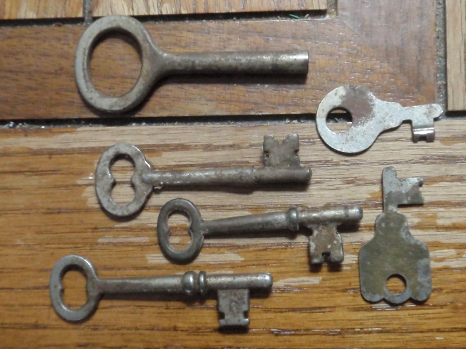 6 Old Vintage Skeleton Keys shabby chic patina great Steampunk gear K4