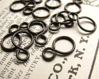 13mm Snowman link - dark antiqued brass - (20 eye links) aged, black, oxidized patina, figure eight connector, black brass link