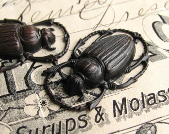 Large scarab beetle charm, link, ornament - 32mm - black antiqued brass (2 bugs) OR-FF-018