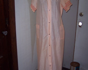 Vintage 1970s peach color embroidery long housecoat robe size large