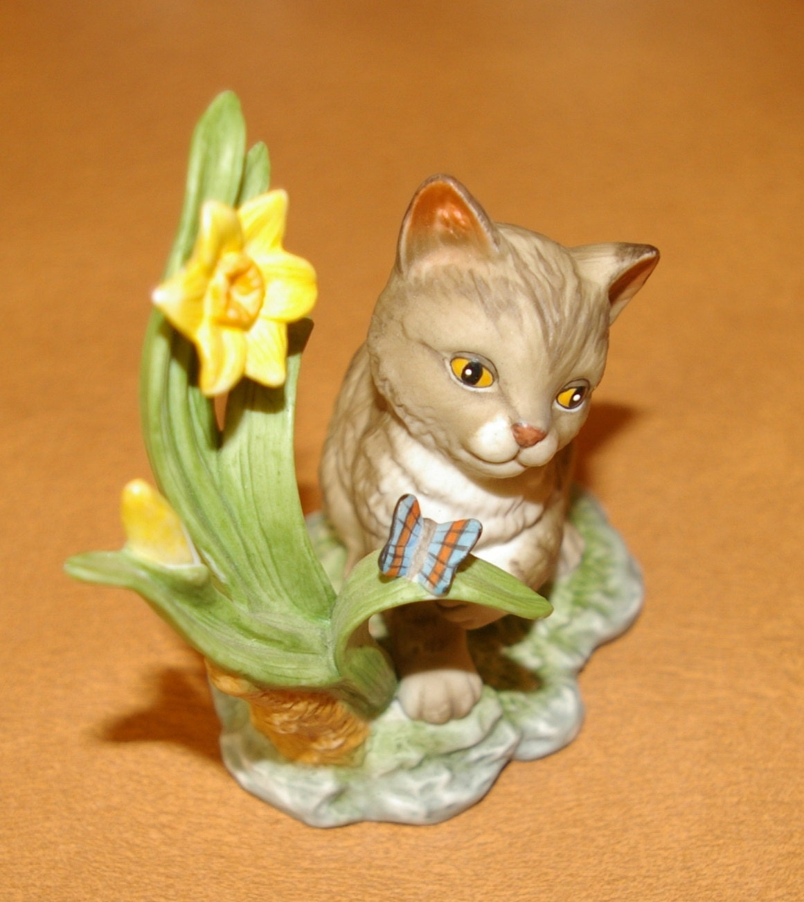 cat statue with butterfly