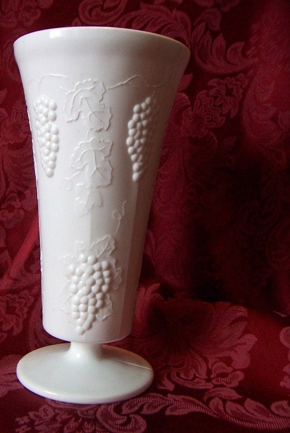 VINTAGE GRAPE VINE MILK GLASS VASE