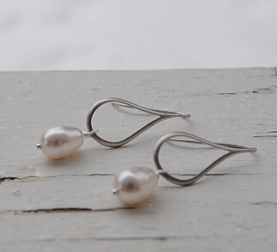 Items similar to Silver Twist Pearl Drop Earrings on Etsy