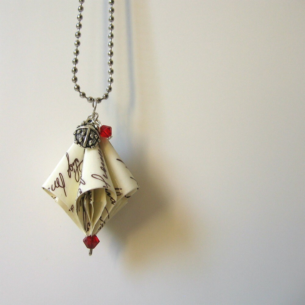 Paper jewelry origami flower necklace Dillo con un fiore