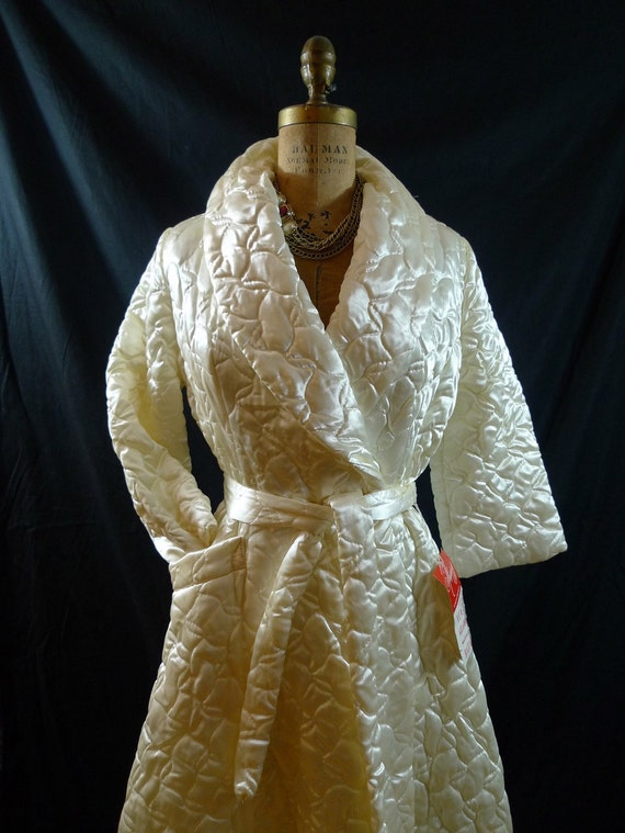 Gorgeous Vintage 50s 60s Ivory Quilted Boudoir Dressing Gown