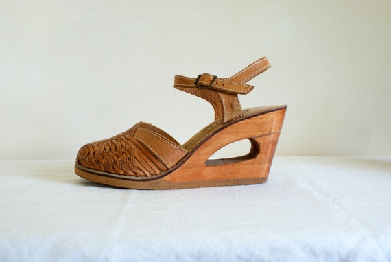Vintage 1970s Sandals Woven Leather Wood Heel by Sweetbeefinds