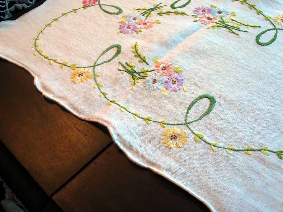 Vintage Embroidered Floral Linen Table Runner 1446