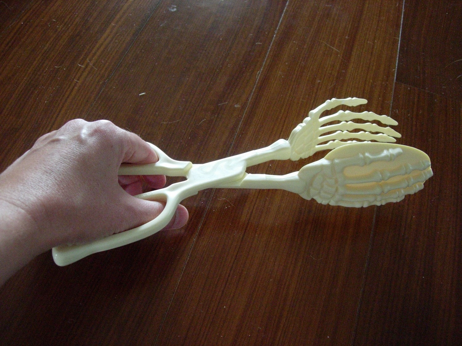 Truly awesome skeleton hand salad tongs ivory