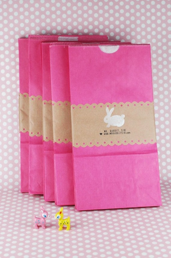 12 HOT PINK PAPER/LUNCH BAGS with PAPER DOILIES