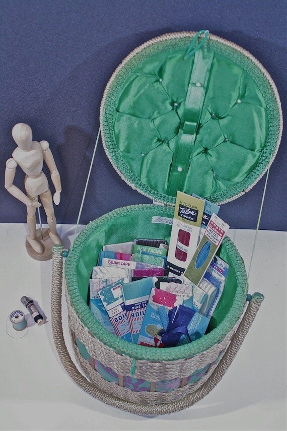 BASKET Vintage SINGER Sewing basket filled with Vintage
