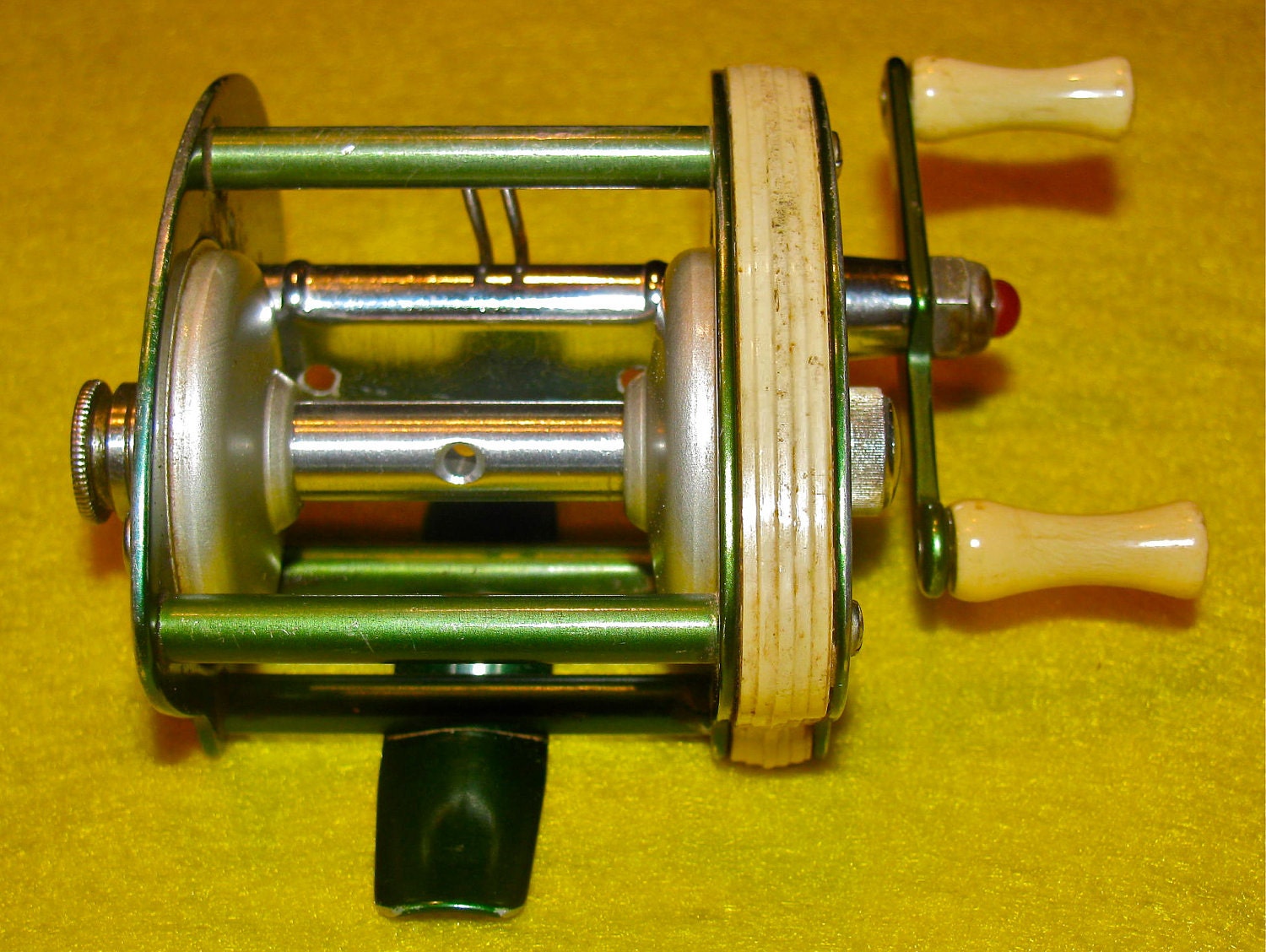 Vintage Bronson Symbol 4700 Fishing Reel