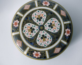 Vintage DECORATIVE TIN- Made in ENGLAND