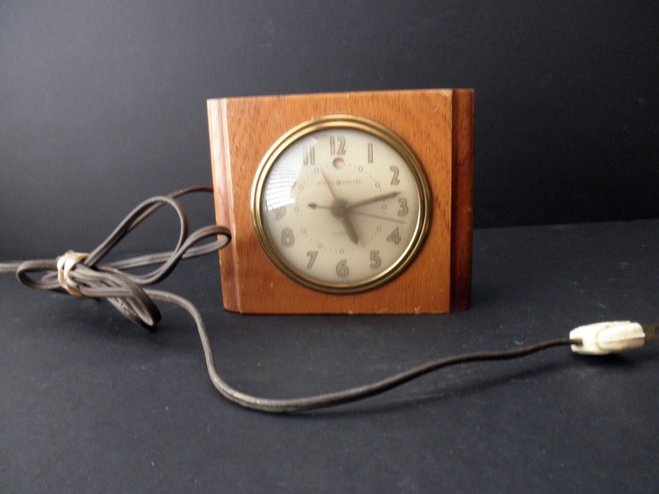 vintage 40s electric clock in wood case works General