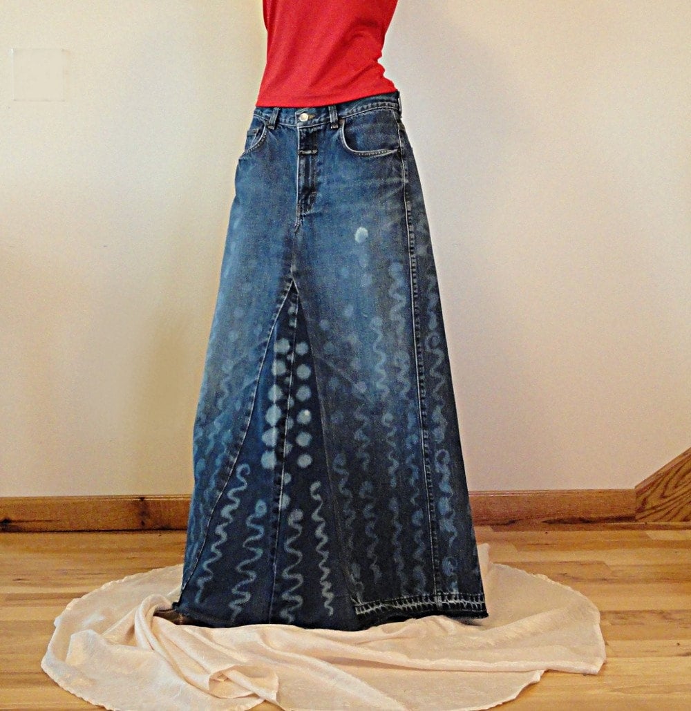 Джинсовая юбка макси 2024. Джинсовая юбка макси. Юбка из джинсов длинная. Длинная юбка из старых джинс. Юбка макси из денима.