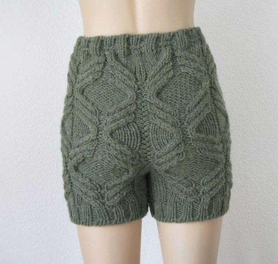 Cable knit sweater shorts in green