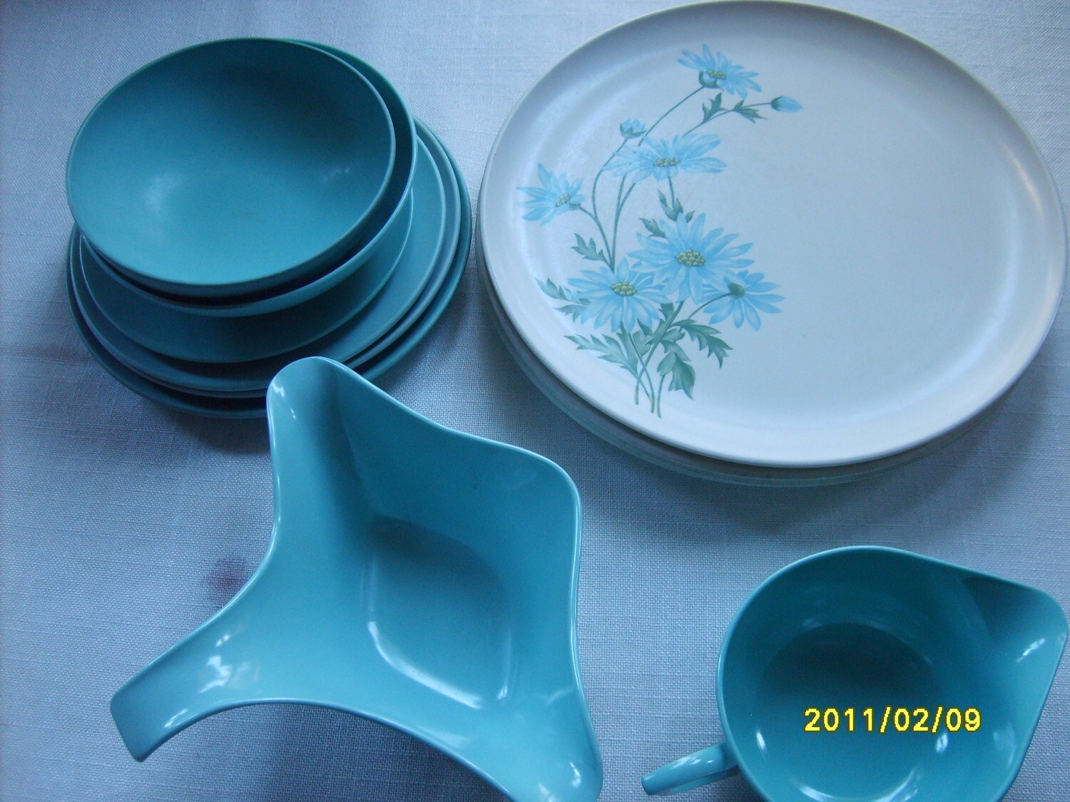 Retro Plastic Dinnerware Turquoise 12 pieces