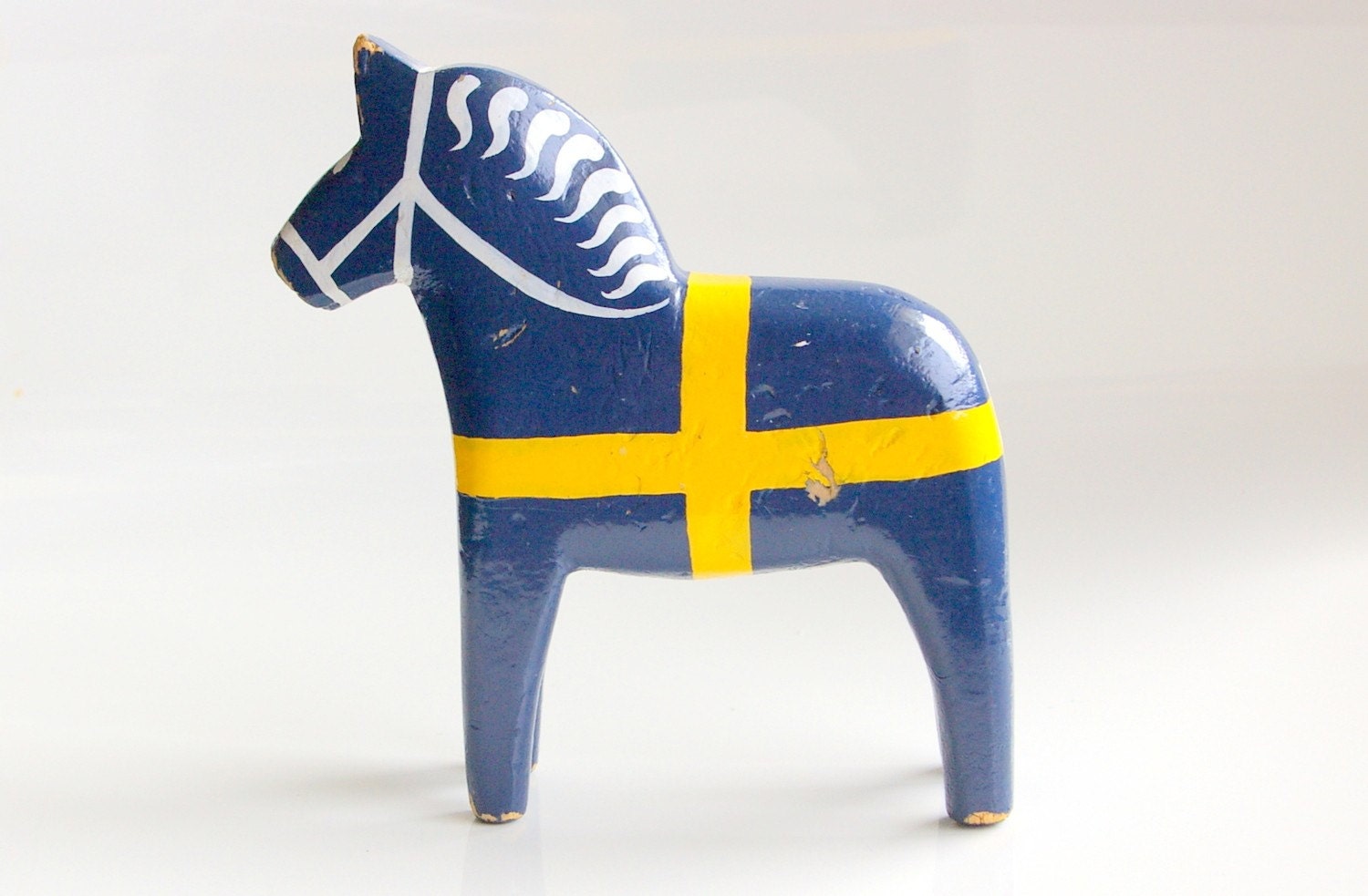 vintage-blue-swedish-flag-dala-horse