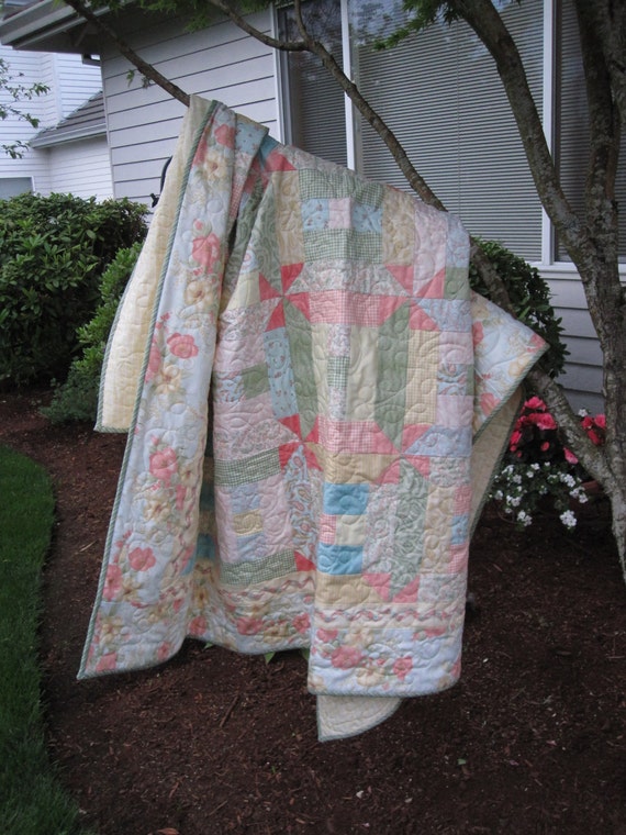 Items similar to Pastel Flowers Quilt on Etsy