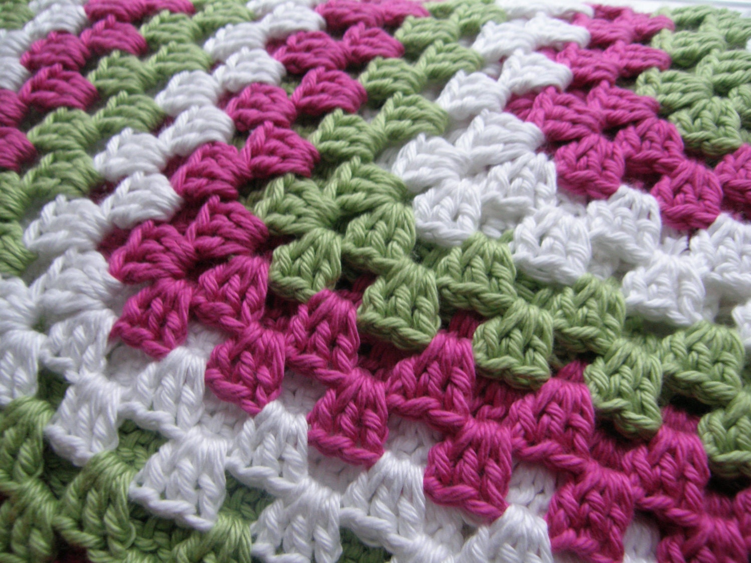 Granny Square Crochet Baby BlanketRaspberry/Apple Green/ White Granny square crochet, Granny