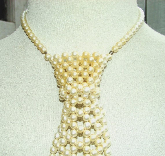1970 vintage faux pearl necktie tie necklace by montanasnowvintage