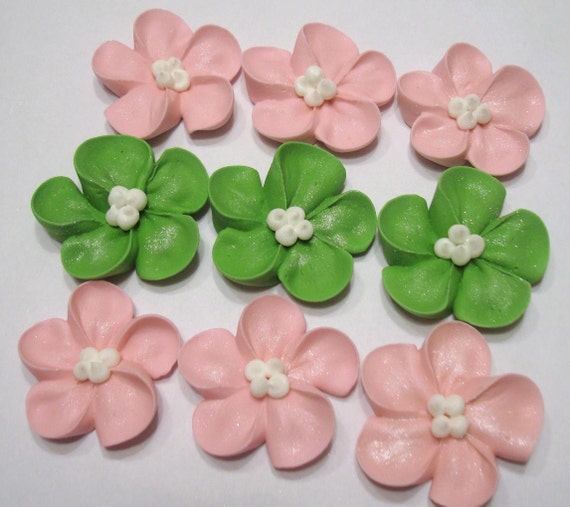 Items similar to LOT of 100 royal icing Sugar Flowers on Etsy