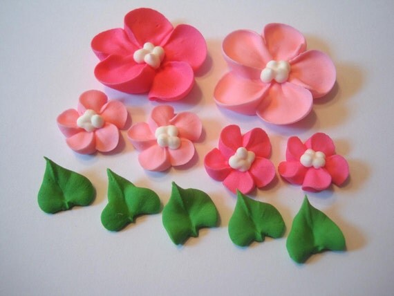 lot of 100 Sugar Flowers and 25 royal icing leaves