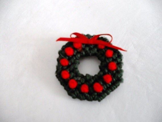 Plastic Canvas Christmas Wreath Magnet by JansCraftShop on Etsy