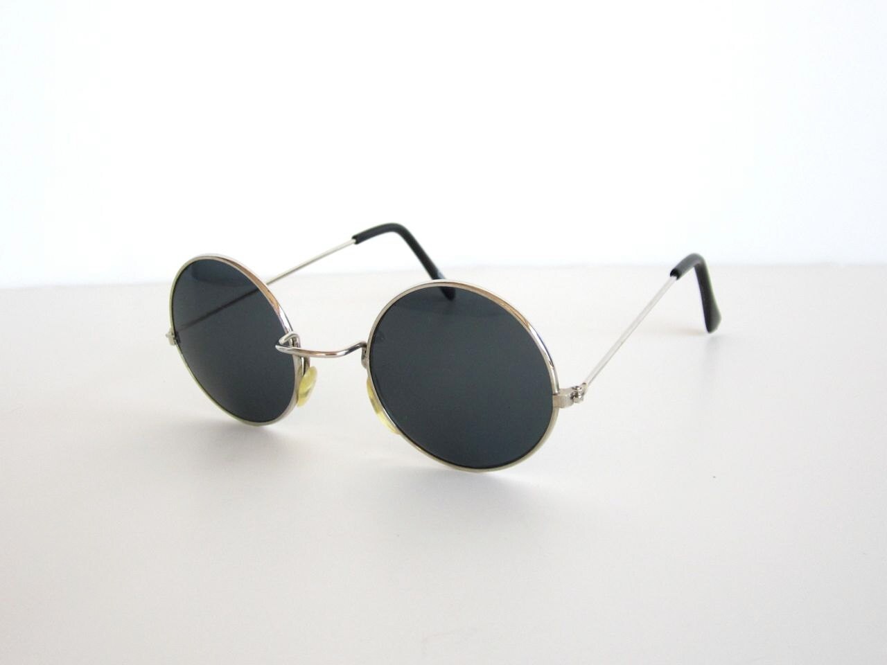 Need help finding a pair of circular sunglasses : malefashionadvice