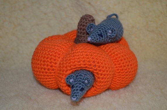 Crochet pattern : Mommy mouse and little mouse and their pumpkin house