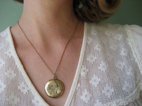 vintage locket / 1960s jewelry / YOUNG LOVE