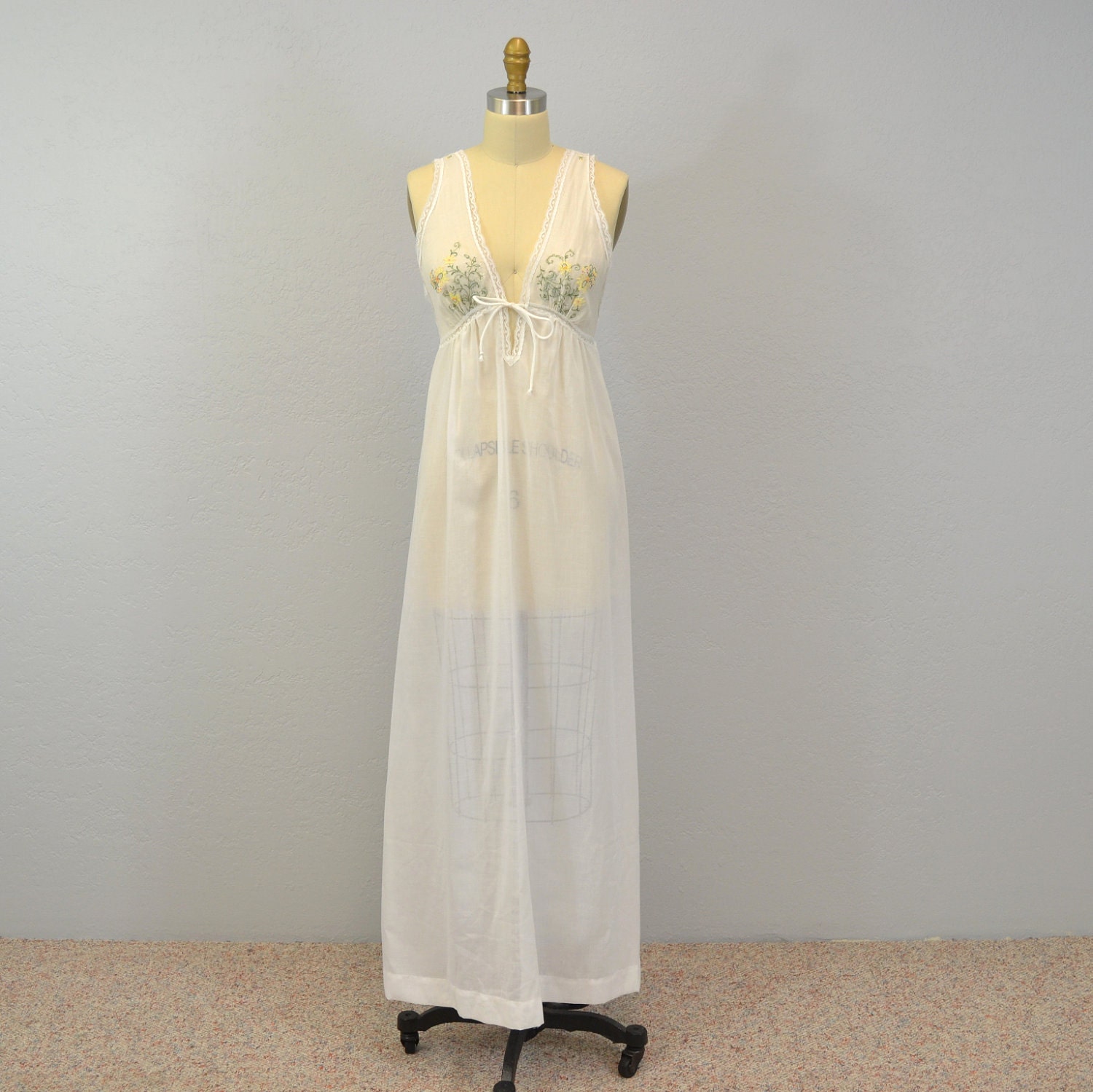 Vintage night gown / floral embroidery / sheer gauze