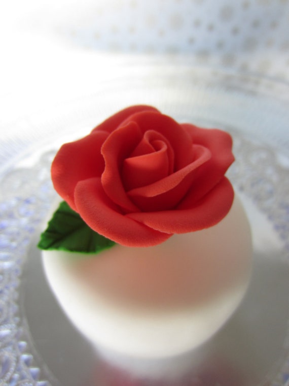 edible sugar roses red with leaves set of 3 by sweetbouquet