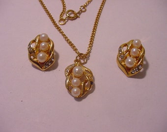 Vintage Faux Pearl And Rhinestone Necklace And Clip On Earring Set 11 - 1441