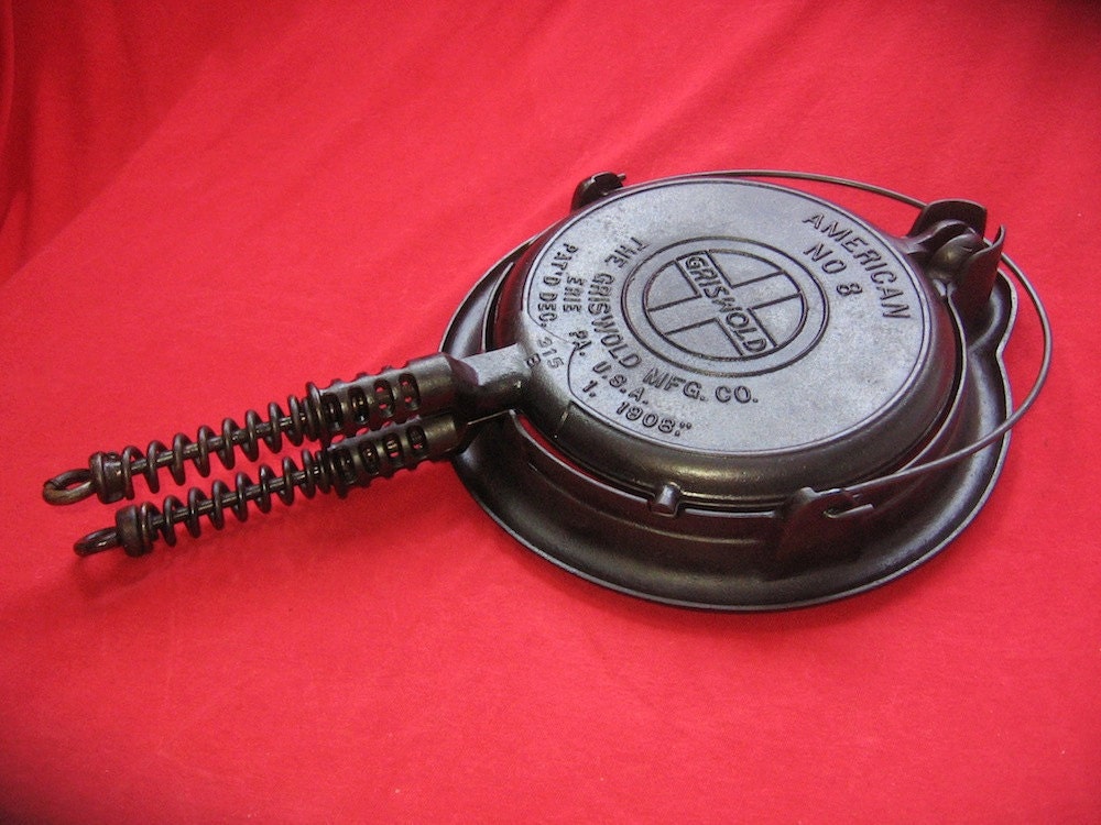 Griswold No. 8 Cast Iron Slant Logo Waffle Iron 0335