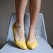 1980s BANANA yellow leather pumps 10