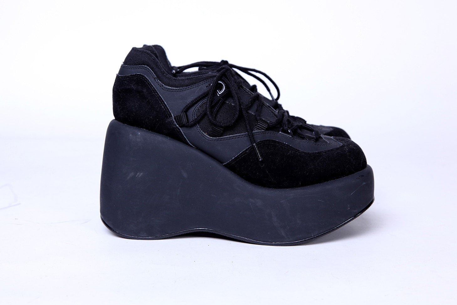 90s Deadstock Black Platform Sneakers 7.5 by tarantulasisters