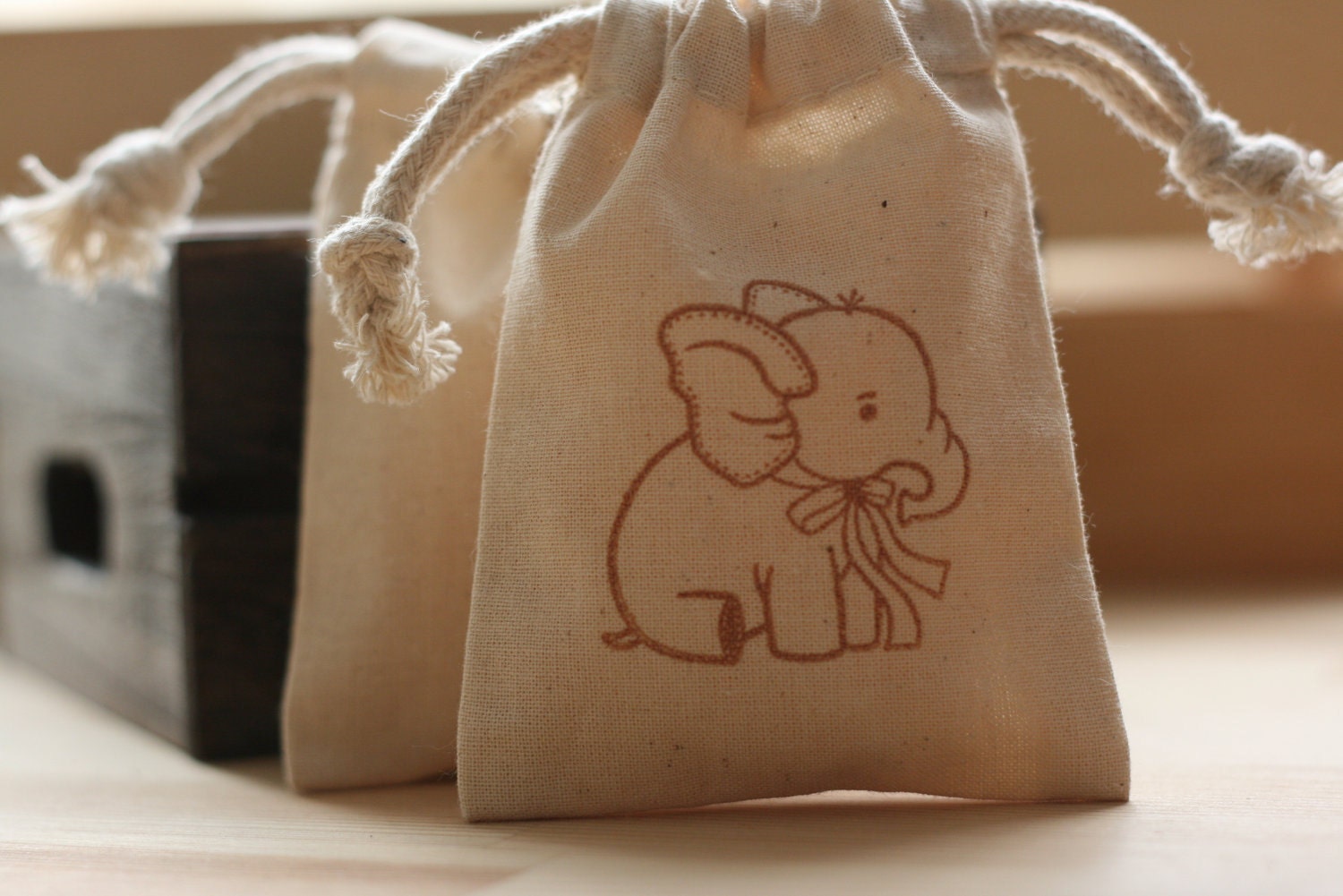 Muslin favor bags BaBy ELePhAnT x10 muslin baby by papermoonbyKAT