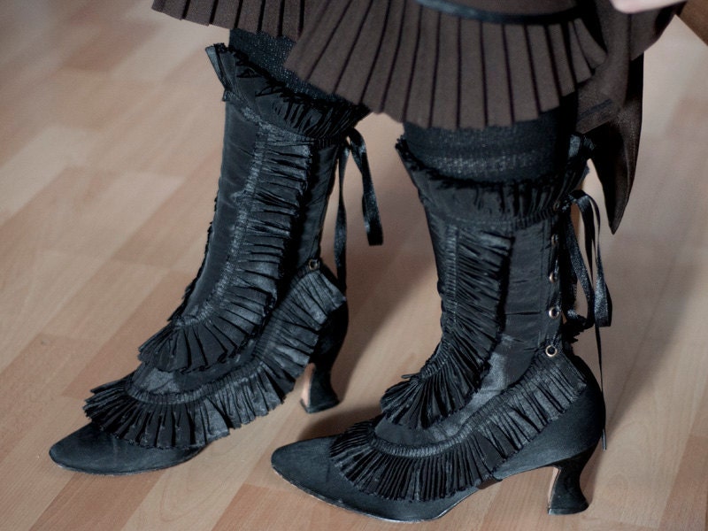 Black spats Gaiters with ruffled trim in pleated taffeta