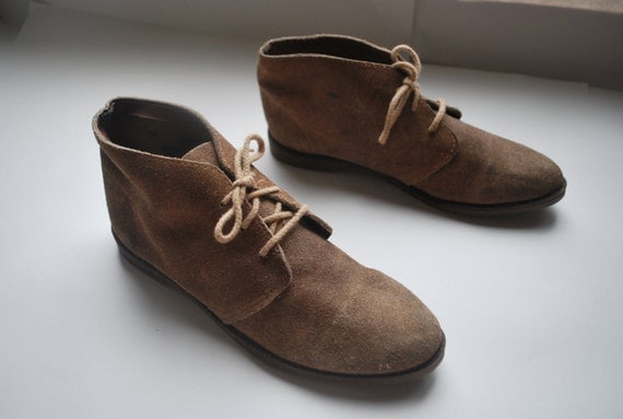 Camel Suede chukka boots .vintage lace up ankle booties .1970s