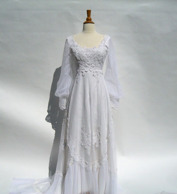 1970s Wedding dress white gown size small by Yesterdayand2day