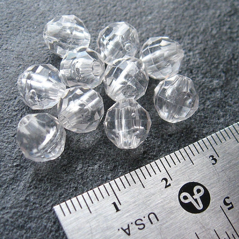 Twenty (20) Clear Acrylic Crystal Beads. Faceted Surface. Round. 8mm