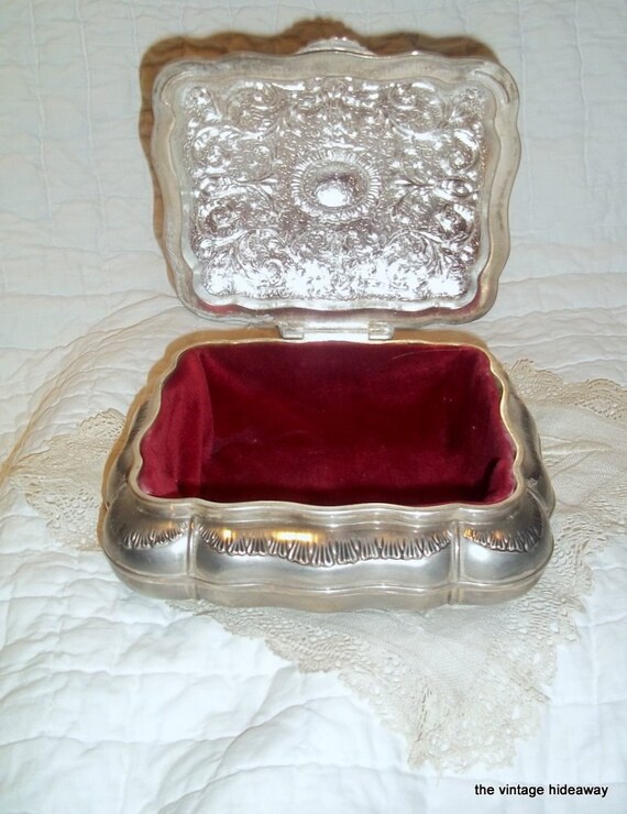 VINTAGE LARGE SILVER METAL JEWELRY BOX RED VELVET LINING