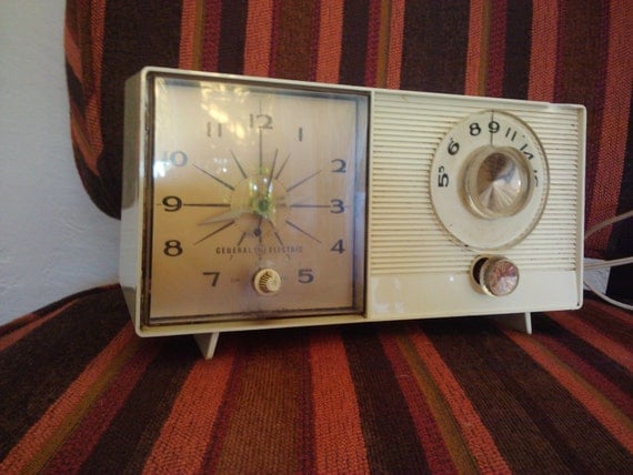 Vintage 1950s GE Clock Radio by 2littleowls on Etsy