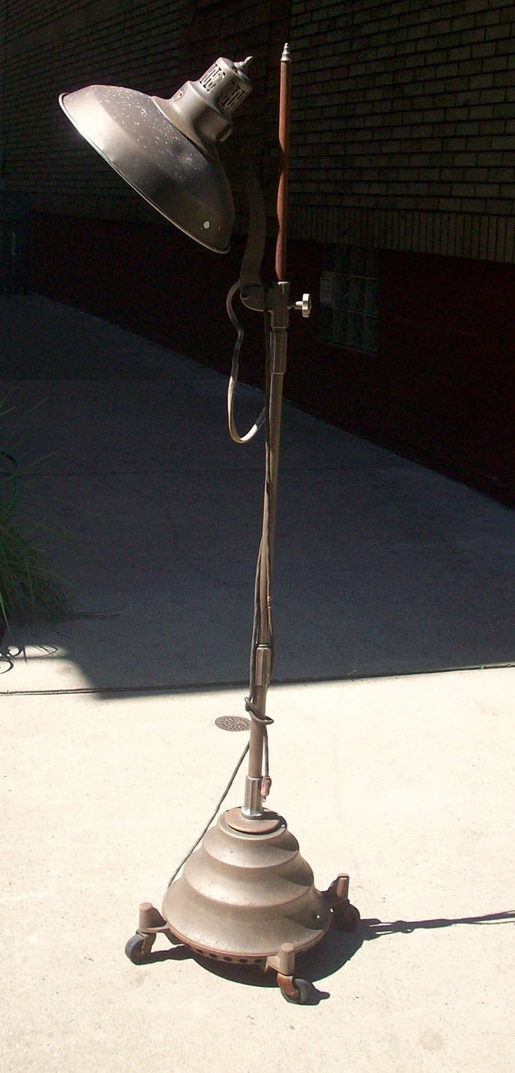 Vintage Sun Lamp with Heavy Metal Base / GE Sun Lamp / Rusty