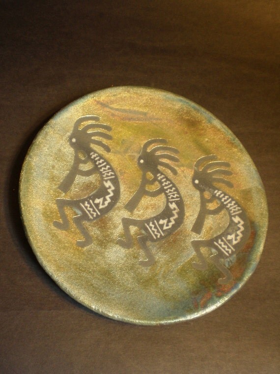 SIGNED RAKU PLATE DEPICTING ANASAZI LEGEND KOKOPELLI THE