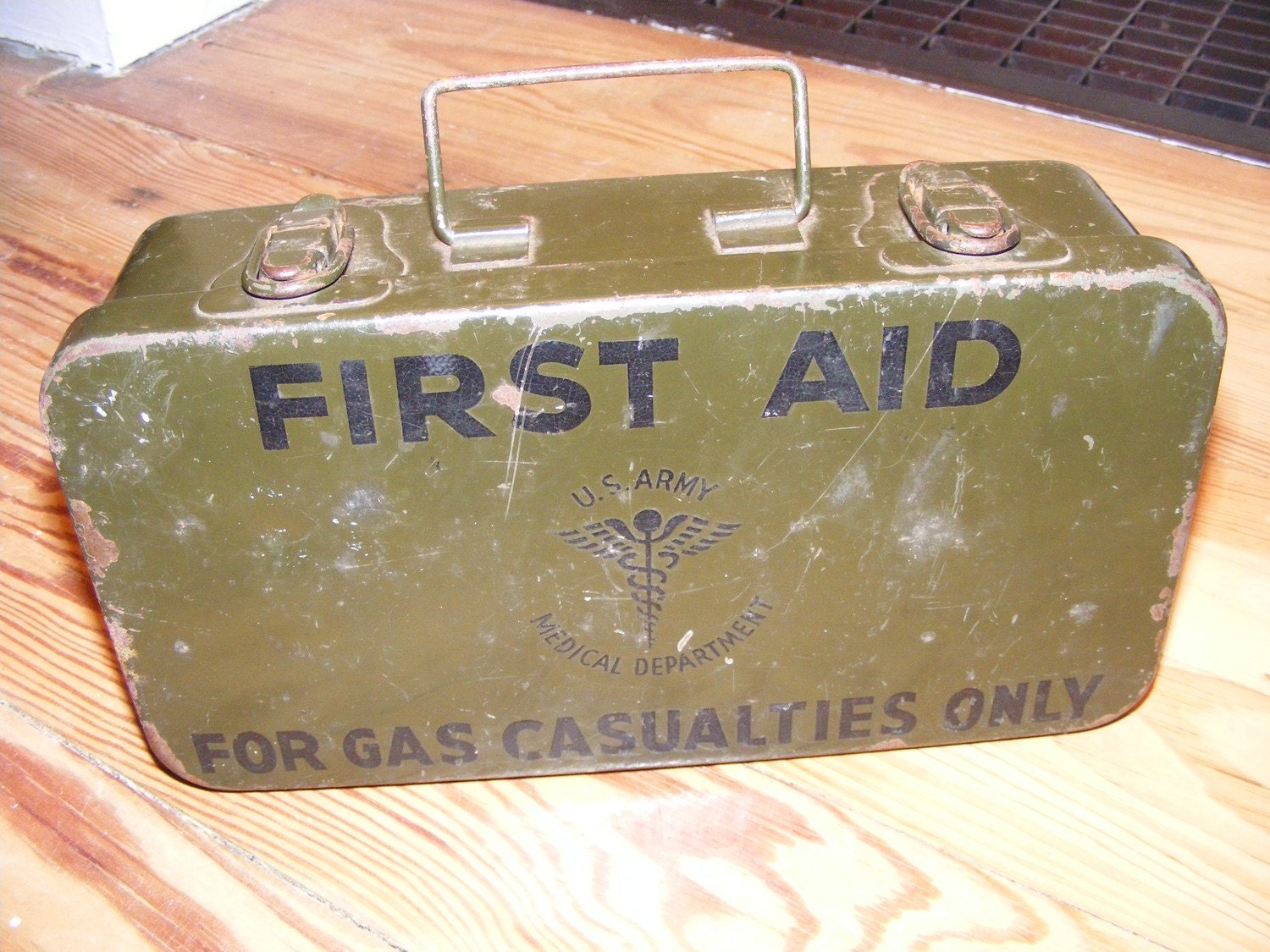 WWII U.S. Army First Aid Kit / For Gas Casualties Only WW2