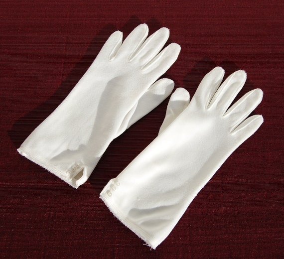 Vintage Short White Gloves Formal Opera Church 1950s by suzincolo