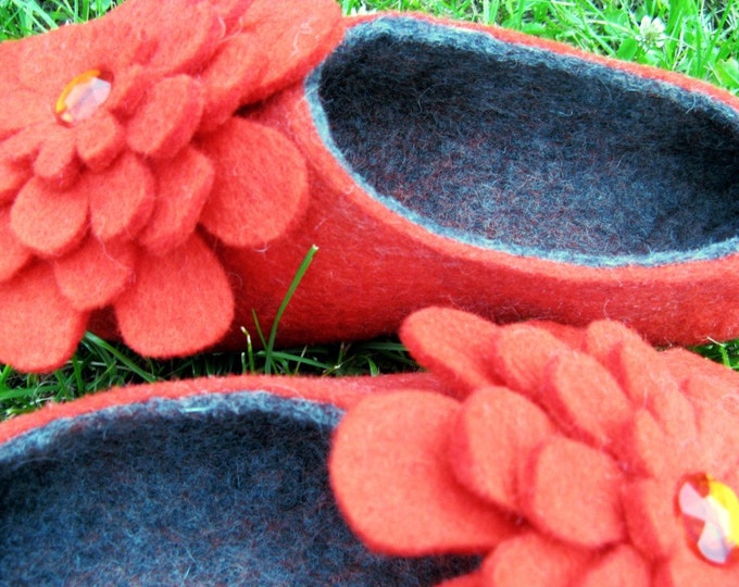 Felted Slippers Floral Poppy Grey, Womens Wool Shoes, Handmade Slippers, Felt Flowers, Beautiful slippers, Indoor Outdoor, Handmade Shoes
