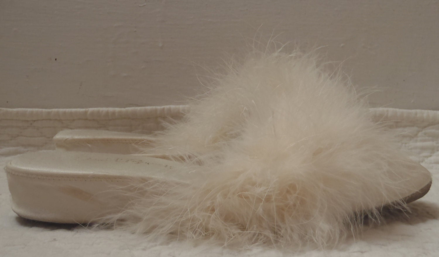 40 PERCENT OFF Vintage Ivory White Marabou Slippers Size 6